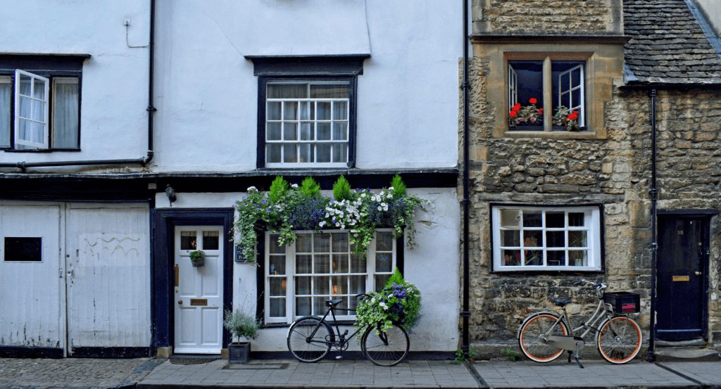 How do house prices react to inflation?